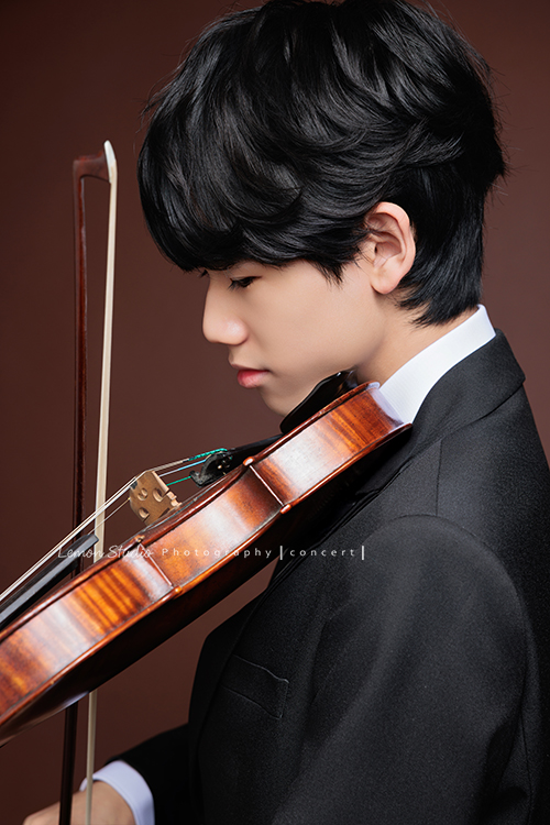 Timmy即將國中畢業，帶著他熟悉的提琴，站進鏡頭裡，黎爸捕捉了他不同的角度與情緒，這張是Timmy正專注且沈穩地拉著提琴的音樂寫真照！