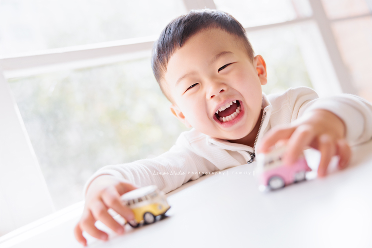 Ally 媽麻一家從美國回台時來到檸檬巷館拍家庭寫真,這一天外公外婆和奶奶也一起入鏡,兩歲八個月的Felix活潑又可愛,讓整個空間都變得好熱鬧,長輩們的笑容格外燦爛,這張是Felix在桌上玩玩具小車車時,看著鏡頭笑得很燦爛的超可愛寶寶寫真!