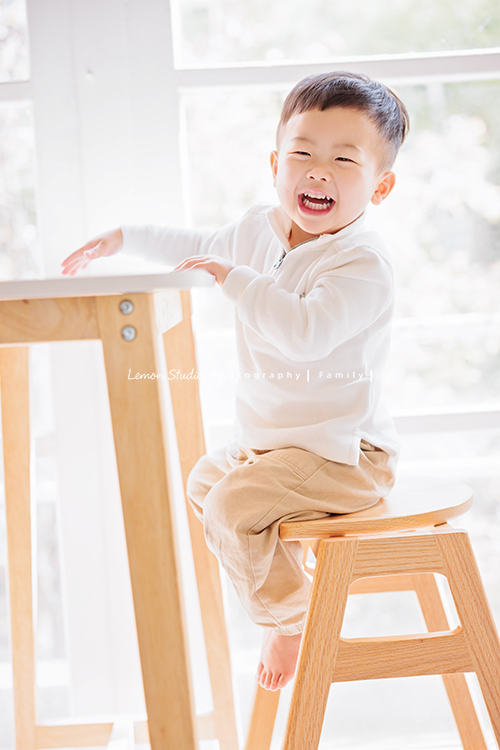 Ally 媽麻一家從美國回台時來到檸檬巷館拍家庭寫真,這一天外公外婆和奶奶也一起入鏡,兩歲八個月的Felix活潑又可愛,讓整個空間都變得好熱鬧,長輩們的笑容格外燦爛,這張是Felix側坐在椅子上轉過頭來看著鏡頭笑得很燦爛的超可愛寶寶寫真!