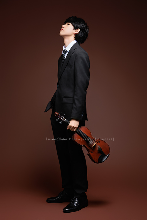 Timmy即將國中畢業，帶著他熟悉的提琴，站進鏡頭裡，黎爸捕捉了他不同的角度與情緒，這張是Timmy一手拿著提琴在身旁、一手放口袋、側身看著天邊、很帥氣且很有意境的音樂寫真照！