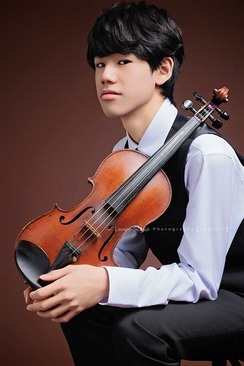 Timmy即將國中畢業，帶著他熟悉的提琴，站進鏡頭裡，黎爸捕捉了他不同的角度與情緒，這張是Timmy兩手拿著提琴在身旁、側身很沈穩地看著鏡頭的音樂寫真照！