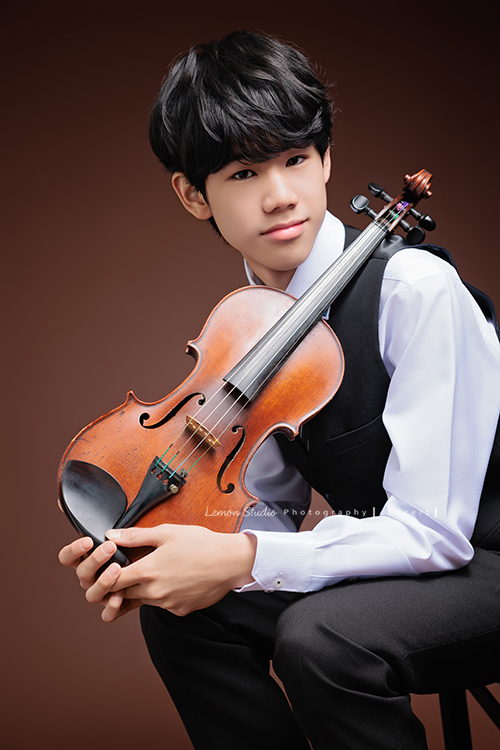 Timmy即將國中畢業，帶著他熟悉的提琴，站進鏡頭裡，黎爸捕捉了他不同的角度與情緒，這張是Timmy兩手拿著提琴在身旁、側身很沈穩且帥氣地看著鏡頭的音樂寫真照！