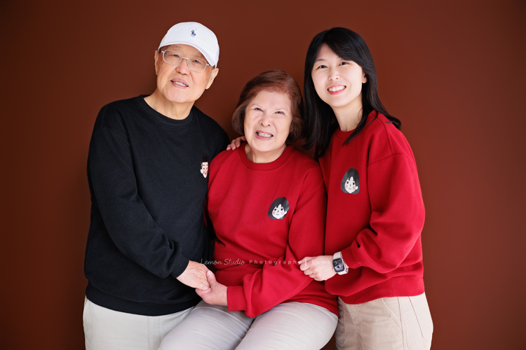 Ally 媽麻一家從美國回台時來到檸檬巷館拍家庭寫真,這一天外公外婆和奶奶也一起入鏡,兩歲八個月的Felix活潑又可愛,讓整個空間都變得好熱鬧,長輩們的笑容格外燦爛,這張是媽麻和外公外婆三人的全家福合照!