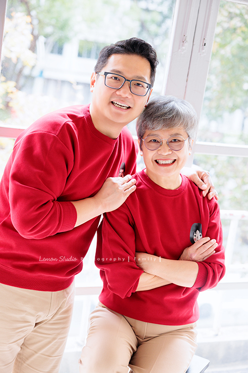 Ally 媽麻一家從美國回台時來到檸檬巷館拍家庭寫真,這一天外公外婆和奶奶也一起入鏡,兩歲八個月的Felix活潑又可愛,讓整個空間都變得好熱鬧,長輩們的笑容格外燦爛,這張是爸拔站著搭著奶奶的肩膀兩人超有元氣的母子合照!