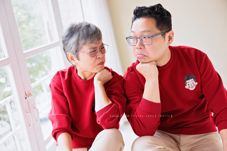 Ally 媽麻一家從美國回台時來到檸檬巷館拍家庭寫真,這一天外公外婆和奶奶也一起入鏡,兩歲八個月的Felix活潑又可愛,讓整個空間都變得好熱鬧,長輩們的笑容格外燦爛,這張是爸拔和奶奶兩人一起看著彼此做怪表情的超可愛的母子互動紀錄合照!