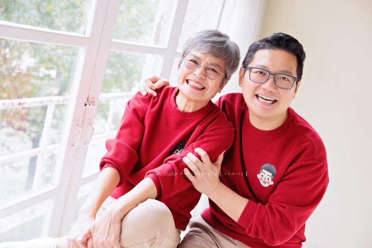 Ally 媽麻一家從美國回台時來到檸檬巷館拍家庭寫真,這一天外公外婆和奶奶也一起入鏡,兩歲八個月的Felix活潑又可愛,讓整個空間都變得好熱鬧,長輩們的笑容格外燦爛,這張是爸拔抱著奶奶兩人超有元氣的母子合照!