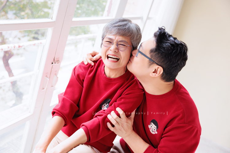 Ally 媽麻一家從美國回台時來到檸檬巷館拍家庭寫真,這一天外公外婆和奶奶也一起入鏡,兩歲八個月的Felix活潑又可愛,讓整個空間都變得好熱鬧,長輩們的笑容格外燦爛,這張是爸拔抱著奶奶、親著奶奶的臉頰的兩人的可愛互動紀錄!