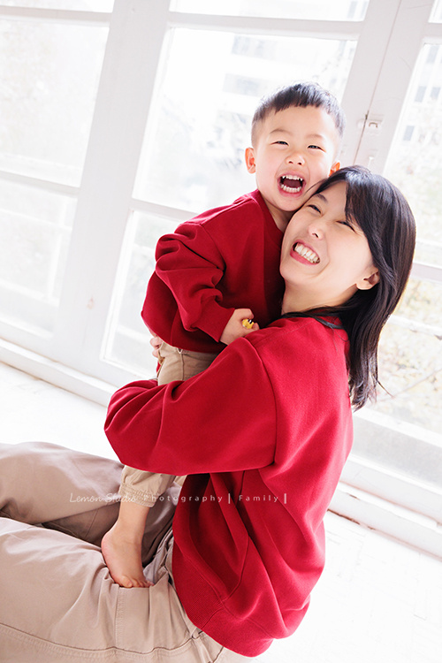 Ally 媽麻一家從美國回台時來到檸檬巷館拍家庭寫真,這一天外公外婆和奶奶也一起入鏡,兩歲八個月的Felix活潑又可愛,讓整個空間都變得好熱鬧,長輩們的笑容格外燦爛,這張是媽麻抱著Felix兩人笑得超很開心幸福的可愛互動紀錄!