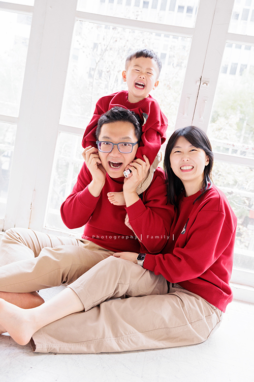 Ally 媽麻一家從美國回台時來到檸檬巷館拍家庭寫真,這一天外公外婆和奶奶也一起入鏡,兩歲八個月的Felix活潑又可愛,讓整個空間都變得好熱鬧,長輩們的笑容格外燦爛,這張是Felix和爸拔媽麻全家福寫真!Felix坐在爸拔肩膀上玩得很開心的樣子!