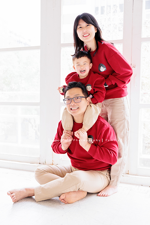 Ally 媽麻一家從美國回台時來到檸檬巷館拍家庭寫真,這一天外公外婆和奶奶也一起入鏡,兩歲八個月的Felix活潑又可愛,讓整個空間都變得好熱鬧,長輩們的笑容格外燦爛,這張是Felix和爸拔媽的全家福寫真!Felix坐在爸拔肩膀上、媽麻從後面抱著Felix,一家三口笑得很開心!