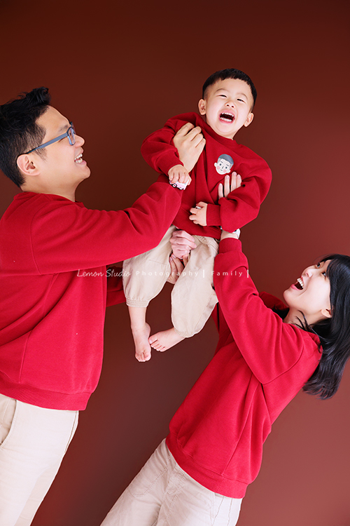 Ally 媽麻一家從美國回台時來到檸檬巷館拍家庭寫真,這一天外公外婆和奶奶也一起入鏡,兩歲八個月的Felix活潑又可愛,讓整個空間都變得好熱鬧,長輩們的笑容格外燦爛,這張是爸拔媽麻兩人一起抱著Felix飛高高玩時、Felix笑得超開心的三人的可愛互動紀錄!