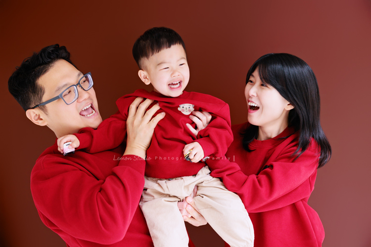 Ally 媽麻一家從美國回台時來到檸檬巷館拍家庭寫真,這一天外公外婆和奶奶也一起入鏡,兩歲八個月的Felix活潑又可愛,讓整個空間都變得好熱鬧,長輩們的笑容格外燦爛,這張是爸拔媽麻兩人一起抱著Felix玩的三人的可愛互動紀錄!