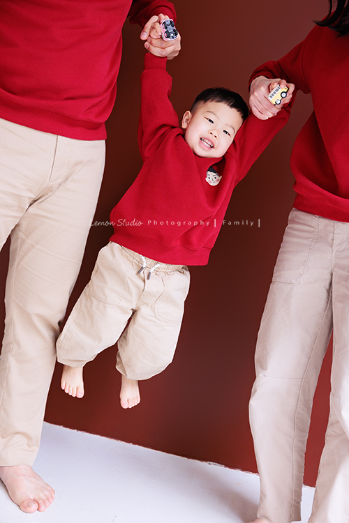 Ally 媽麻一家從美國回台時來到檸檬巷館拍家庭寫真,這一天外公外婆和奶奶也一起入鏡,兩歲八個月的Felix活潑又可愛,讓整個空間都變得好熱鬧,長輩們的笑容格外燦爛,這張是爸拔媽麻兩人各一手拉著Felix的手、將Felix拉起來玩的三人的可愛互動紀錄!