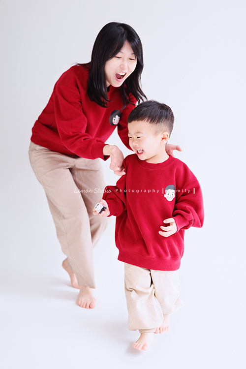 Ally 媽麻一家從美國回台時來到檸檬巷館拍家庭寫真,這一天外公外婆和奶奶也一起入鏡,兩歲八個月的Felix活潑又可愛,讓整個空間都變得好熱鬧,長輩們的笑容格外燦爛,這張是媽麻正在後面追著Felix跑、Felix笑得很開心的兩人可愛的互動紀錄!