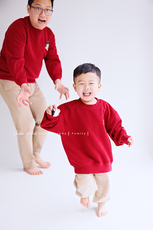 Ally 媽麻一家從美國回台時來到檸檬巷館拍家庭寫真,這一天外公外婆和奶奶也一起入鏡,兩歲八個月的Felix活潑又可愛,讓整個空間都變得好熱鬧,長輩們的笑容格外燦爛,這張是爸拔正在後面追著Felix跑、Felix笑得很開心的兩人可愛的互動紀錄!