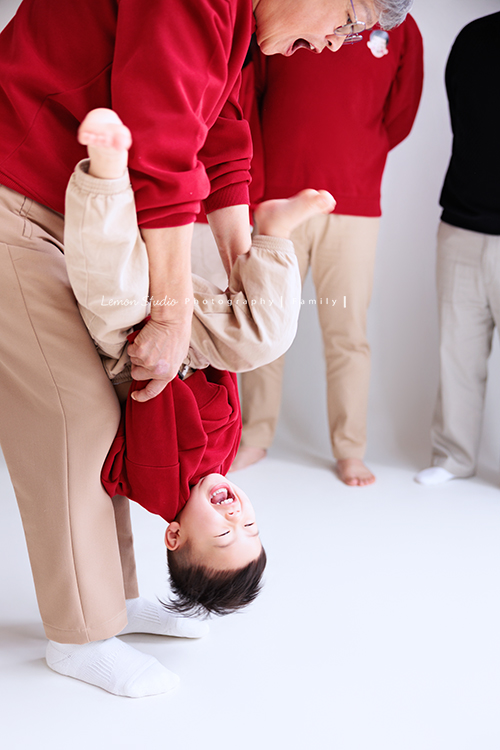 Ally 媽麻一家從美國回台時來到檸檬巷館拍家庭寫真,這一天外公外婆和奶奶也一起入鏡,兩歲八個月的Felix活潑又可愛,讓整個空間都變得好熱鬧,長輩們的笑容格外燦爛,這張是奶奶和Felix正在玩耍互動中、奶奶將Felix抓著讓他整個倒立過來,兩人玩得很開心的合照紀錄!