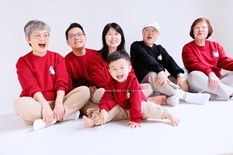 Ally 媽麻一家從美國回台時來到檸檬巷館拍家庭寫真,這一天外公外婆和奶奶也一起入鏡,兩歲八個月的Felix活潑又可愛,讓整個空間都變得好熱鬧,長輩們的笑容格外燦爛,這張是Felix坐在大家的前面玩耍,後面的爸拔媽麻及外公外婆和奶奶看著他都笑得好開心幸福的樣子!