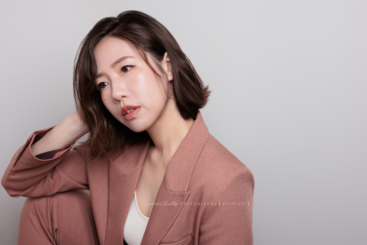 體態管理師大妞來拍形象照,她穿上一襲帶著咖啡暖色調的套裝,站在鏡頭前的她很自然且從容,這張是大妞坐著一手放在頭後,沒有看鏡頭、是一張很有質感及意境的形象照!