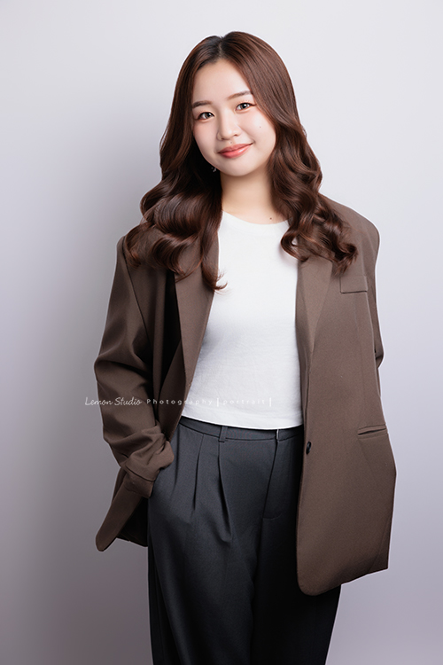 很榮幸再次為充滿幸福感的企業拍攝內部人員的形象照，這次拍了許多不同的部門的成員，企業形象照在無形之中，也為公司整體的形象與質感，多添了一份專業與信任感，這張是企業內部的一位女職員穿上咖啡色的外套、雙手放在口袋裡，微笑地看著鏡頭的一張很有質感的形象照！