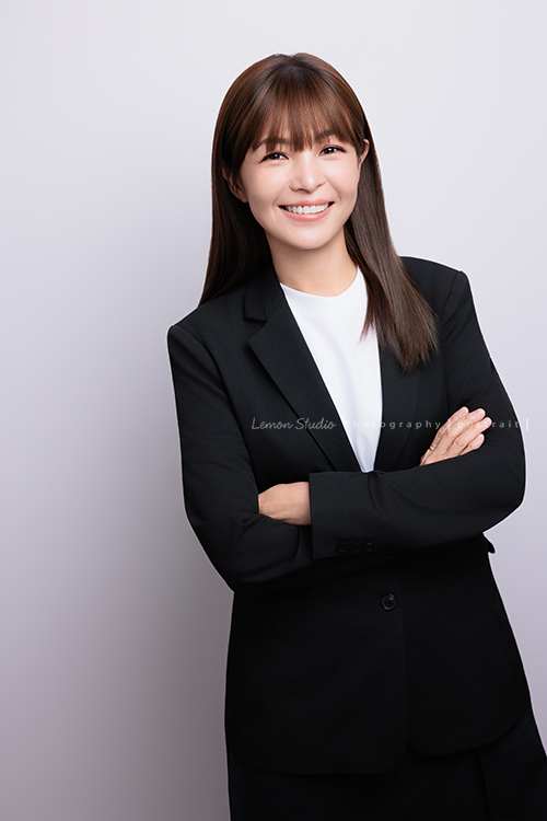 很榮幸再次為充滿幸福感的企業拍攝內部人員的形象照，這次拍了許多不同的部門的成員，企業形象照在無形之中，也為公司整體的形象與質感，多添了一份專業與信任感，這張是企業內部的一位女職員穿上正式的外套、雙手交疊在胸前，微笑地看著鏡頭的一張很有質感的形象照！