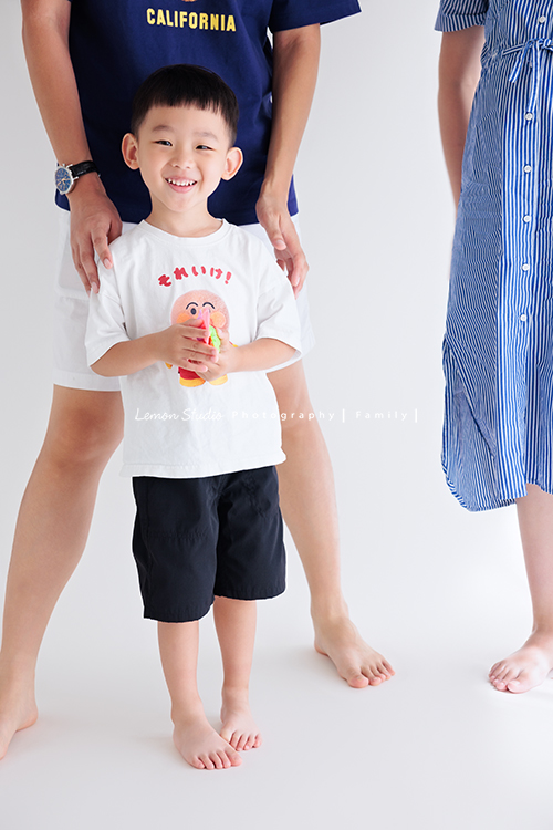彥鈞爸拔一家來拍家庭寫真，媽麻肚子裡有可愛的二寶，哥哥開朗又活潑，和爸拔媽麻的互動充滿笑聲，這張是哥哥站在爸拔媽麻前面的一張很可愛的哥哥的個人兒童寫真照！