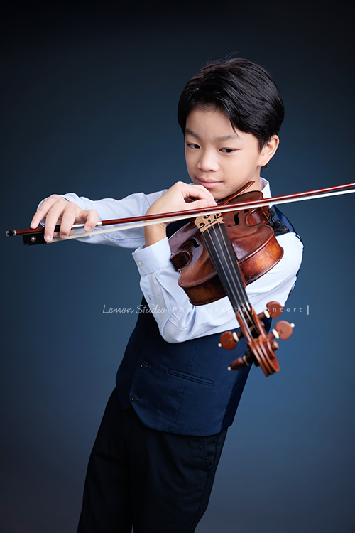 喆即將從國小弦樂團畢業，和同學們一起來拍音樂寫真照，拍照當天在現場很認真地拉琴，我們也不知不覺成了他的粉絲，這張是喆正在幫提琴調音的音樂寫真照！