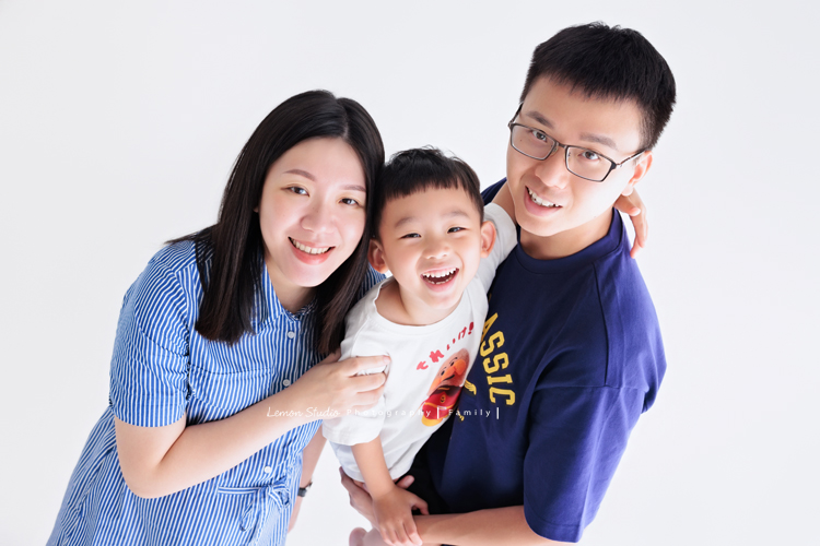 彥鈞爸拔一家來拍家庭寫真，媽麻肚子裡有可愛的二寶，哥哥開朗又活潑，和爸拔媽麻的互動充滿笑聲，這張是一家三口很生活感的全家福，哥哥笑得超開心的！