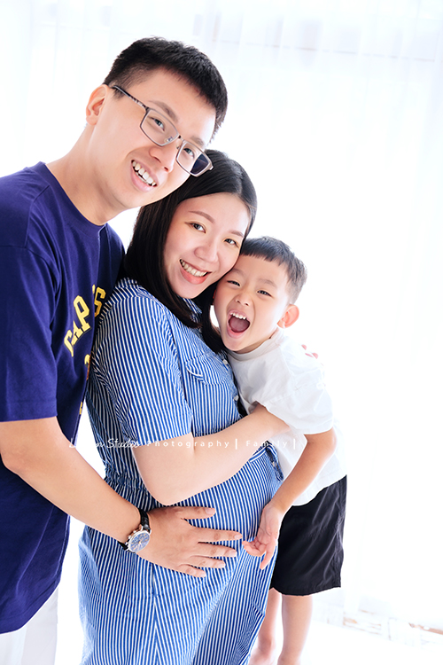彥鈞爸拔一家來拍家庭寫真，媽麻肚子裡有可愛的二寶，哥哥開朗又活潑，和爸拔媽麻的互動充滿笑聲，這張是一家三口抱在一起拍的全家福，哥哥笑得超開心的！