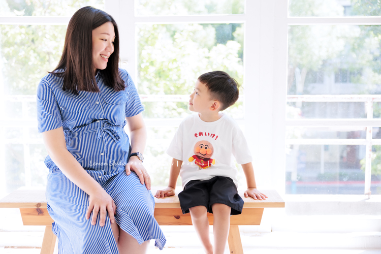 彥鈞爸拔一家來拍家庭寫真，媽麻肚子裡有可愛的二寶，哥哥開朗又活潑，和爸拔媽麻的互動充滿笑聲，這張是哥哥和媽麻坐在一起、充滿愛地看著彼此的一張很棒的母子兩人的互動紀錄！