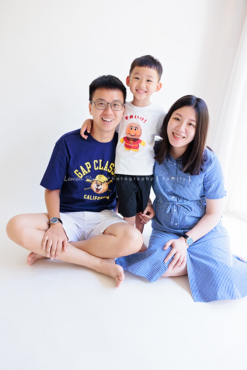 彥鈞爸拔一家來拍家庭寫真，媽麻肚子裡有可愛的二寶，哥哥開朗又活潑，和爸拔媽麻的互動充滿笑聲，這張是一家哥哥站在中間左右各抱著爸拔媽麻的全家福！