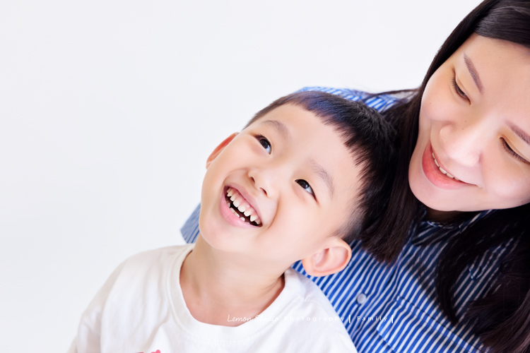 彥鈞爸拔一家來拍家庭寫真，媽麻肚子裡有可愛的二寶，哥哥開朗又活潑，和爸拔媽麻的互動充滿笑聲，這張是媽麻抱著哥哥、哥哥仰頭看著上方笑得正開心的一張可愛的紀錄！