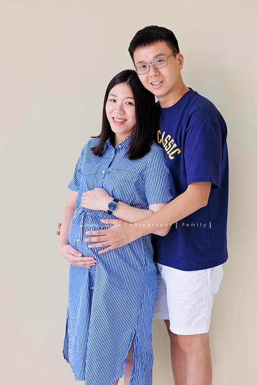 彥鈞爸拔一家來拍家庭寫真，媽麻肚子裡有可愛的二寶，哥哥開朗又活潑，和爸拔媽麻的互動充滿笑聲，這張是爸拔從後方抱著懷著二寶的媽麻，兩人看著鏡頭幸福地微笑著的夫妻寫真照！