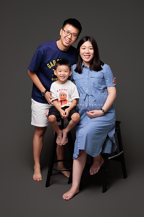 彥鈞爸拔一家來拍家庭寫真，媽麻肚子裡有可愛的二寶，哥哥開朗又活潑，和爸拔媽麻的互動充滿笑聲，這張是一家三口充滿幸福感的全家福！