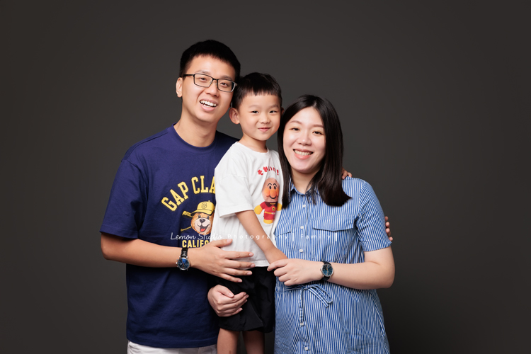 彥鈞爸拔一家來拍家庭寫真，媽麻肚子裡有可愛的二寶，哥哥開朗又活潑，和爸拔媽麻的互動充滿笑聲，這張是一家三口較正式感的全家福，全家人都笑得很開心！