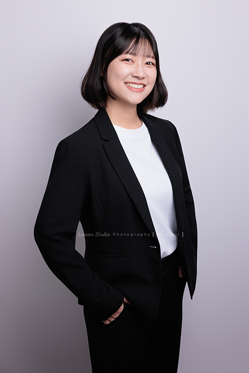 很榮幸再次為充滿幸福感的企業拍攝內部人員的形象照，這次拍了許多不同的部門的成員，企業形象照在無形之中，也為公司整體的形象與質感，多添了一份專業與信任感，這張是企業內部的一位年輕女職員穿上西裝外套、雙手放在口袋裡，微笑地看著鏡頭的一張很有質感的形象照！