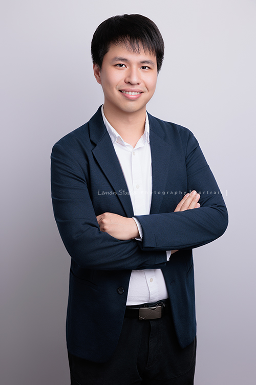 很榮幸再次為充滿幸福感的企業拍攝內部人員的形象照，這次拍了許多不同的部門的成員，企業形象照在無形之中，也為公司整體的形象與質感，多添了一份專業與信任感，這張是企業內部的一位男職員穿上藍色西裝外套、雙手交疊在胸前，微笑地看著鏡頭的一張很有質感的形象照！