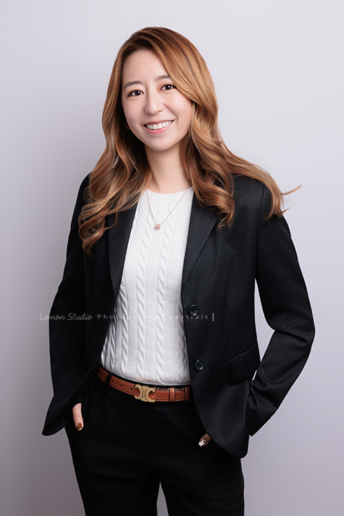 很榮幸再次為充滿幸福感的企業拍攝內部人員的形象照，這次拍了許多不同的部門的成員，企業形象照在無形之中，也為公司整體的形象與質感，多添了一份專業與信任感，這張是企業內部的一位女職員穿上正式感的外套、雙手放在口袋裡，微笑地看著鏡頭的一張很有質感的形象照！