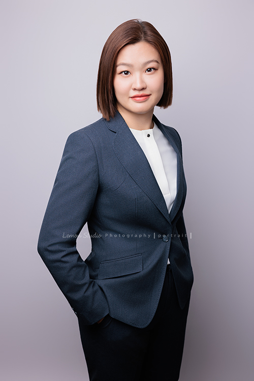 很榮幸再次為充滿幸福感的企業拍攝內部人員的形象照，這次拍了許多不同的部門的成員，企業形象照在無形之中，也為公司整體的形象與質感，多添了一份專業與信任感，這張是企業內部的一位女職員穿上正式感的藍色外套、雙手放在口袋裡，沈穩地看著鏡頭的一張很有質感的形象照！