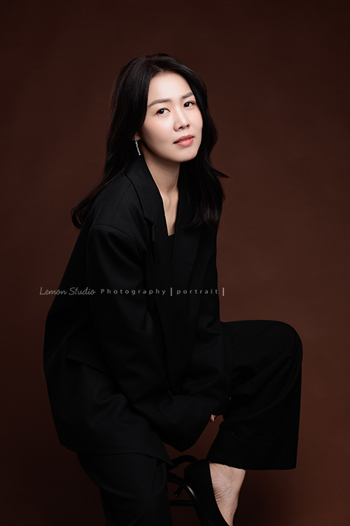 形象顧問Ivy的形象照，很喜歡她在鏡頭前的肢體語言，對整體形象＆服裝的搭配有很多想法的她，目前也和我們合作，這張是Ivy很輕鬆地坐在椅子上，表情放鬆但又沈穩的一張很美的形象顧問形象照！