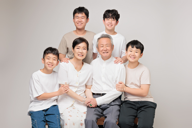 Vicky媽麻三代的家人們一起來拍照，爺爺奶奶和大家一起拍照很開心啊，四個活潑的孫子在鏡頭前，大方又自然率性，這張是爺爺奶奶和四個帥氣的孫子，六人都笑得很開心家庭合照！