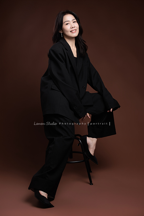 形象顧問Ivy的形象照，很喜歡她在鏡頭前的肢體語言，對整體形象＆服裝的搭配有很多想法的她，目前也和我們合作，這張是Ivy很優雅很美地坐在椅子上，看著鏡頭微笑的一張很美的形象顧問形象照！