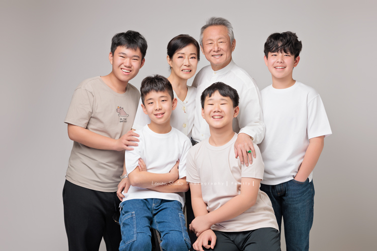 Vicky媽麻三代的家人們一起來拍照，爺爺奶奶和大家一起拍照很開心啊，四個活潑的孫子在鏡頭前，大方又自然率性，這張是爺爺奶奶和四個帥氣的孫子的合照全家福，大家都笑得好開心啊！