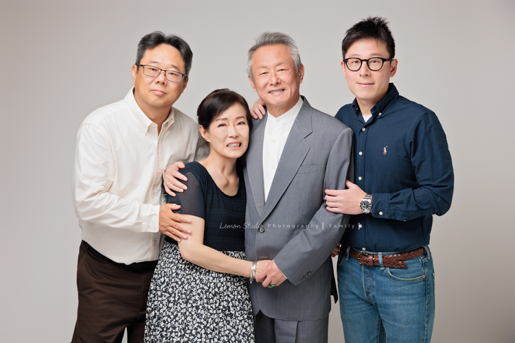 Vicky媽麻三代的家人們一起來拍照，爺爺奶奶和大家一起拍照很開心啊，四個活潑的孫子在鏡頭前，大方又自然率性，這張是爺爺奶奶和兩個兒子的四人全家福合照！