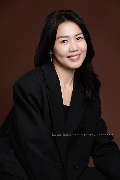 形象顧問Ivy的形象照，很喜歡她在鏡頭前的肢體語言，對整體形象＆服裝的搭配有很多想法的她，目前也和我們合作，這張是Ivy坐在椅子上，看著鏡頭微笑的一張較近距離拍攝的很美的形象顧問形象照！