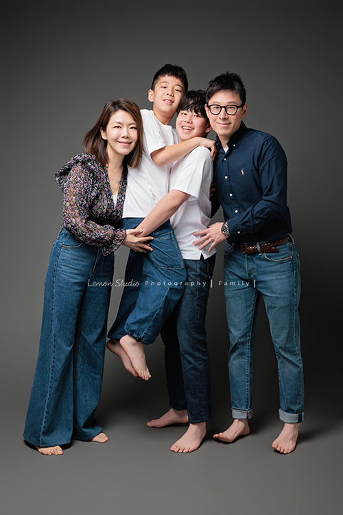 Vicky媽麻三代的家人們一起來拍照，爺爺奶奶和大家一起拍照很開心啊，四個活潑的孫子在鏡頭前，大方又自然率性，這張是Vicky媽麻一家的全家福合照，兩個青少年的兒子抱在一起好可愛啊！