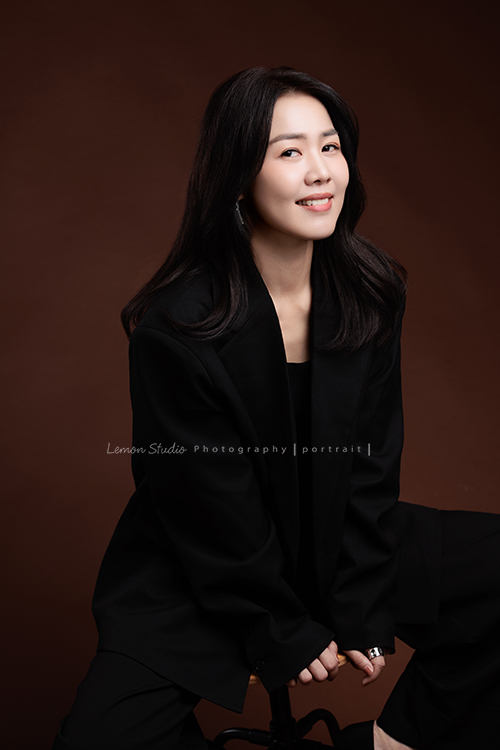 形象顧問Ivy的形象照，很喜歡她在鏡頭前的肢體語言，對整體形象＆服裝的搭配有很多想法的她，目前也和我們合作，這張是Ivy很輕鬆地坐在椅子上，兩手放在椅子前方、看著鏡頭微笑的一張很美的形象顧問形象照！