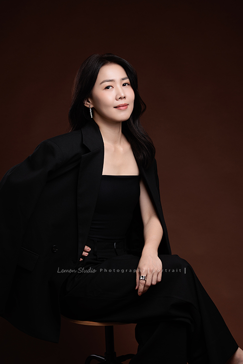 形象顧問Ivy的形象照，很喜歡她在鏡頭前的肢體語言，對整體形象＆服裝的搭配有很多想法的她，目前也和我們合作，這張是Ivy很優雅很美地坐在椅子上，一手叉腰、一手放在大腿前方、很沈穩地看著鏡頭的一張很美的形象顧問形象照！