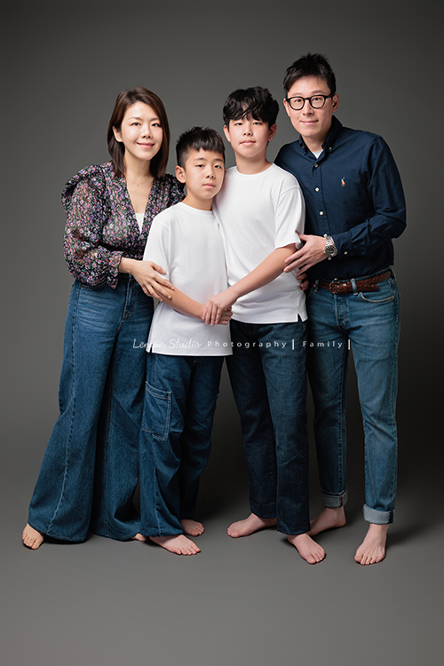 Vicky媽麻三代的家人們一起來拍照，爺爺奶奶和大家一起拍照很開心啊，四個活潑的孫子在鏡頭前，大方又自然率性，這張是Vicky媽麻一家在棚內打燈拍的全家福合照！