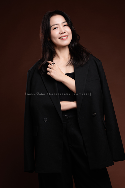 形象顧問Ivy的形象照，很喜歡她在鏡頭前的肢體語言，對整體形象＆服裝的搭配有很多想法的她，目前也和我們合作，這張是Ivy站著披著西裝外套、看著鏡頭微笑的一張很美的形象顧問形象照！