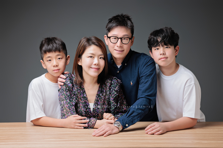 Vicky媽麻三代的家人們一起來拍照，爺爺奶奶和大家一起拍照很開心啊，四個活潑的孫子在鏡頭前，大方又自然率性，這張是Vicky媽麻一家的全家福合照！